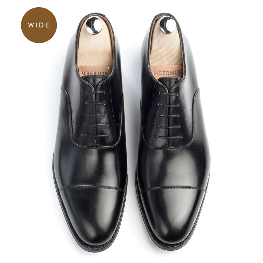 Meermin black boxcalf cap-toe Oxfords, wide G-fit, top-down view on shoe trees showing lacing and toe caps