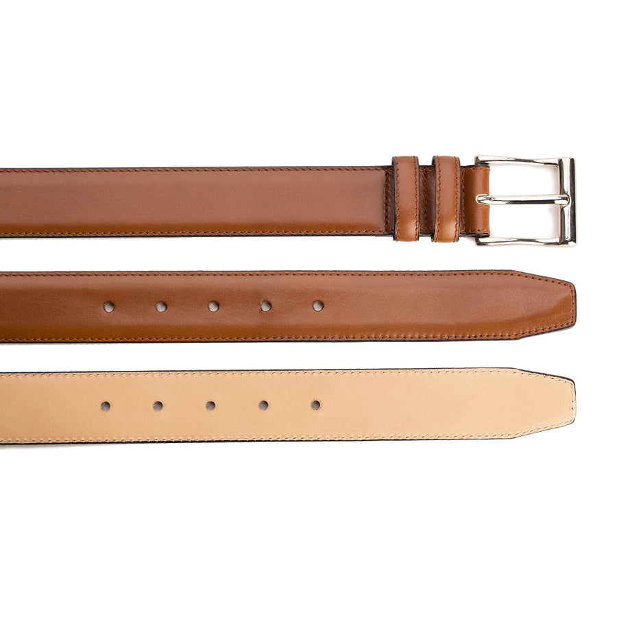 Meermin Beechnut Naturcalf belt, flat top-down view showing buckle end, adjustable hole strap, and natural leather lining side by side