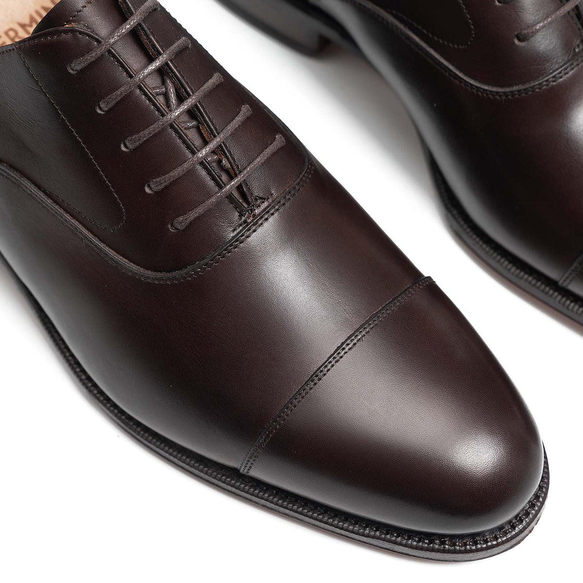 Meermin dark brown calfskin cap-toe Oxfords, close-up on toe caps showing lacing detail and leather sole edge