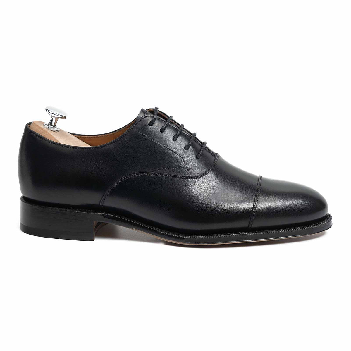 Meermin black boxcalf cap-toe Oxford, side profile with shoe tree inserted, showing Goodyear welt and closed channel leather sole