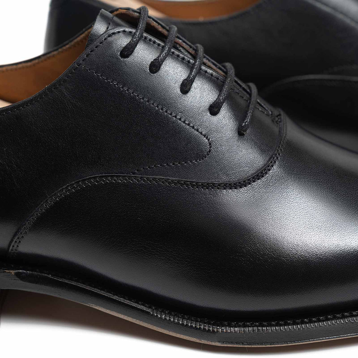 Meermin black boxcalf cap-toe Oxford, close-up on lacing and toe cap stitching detail