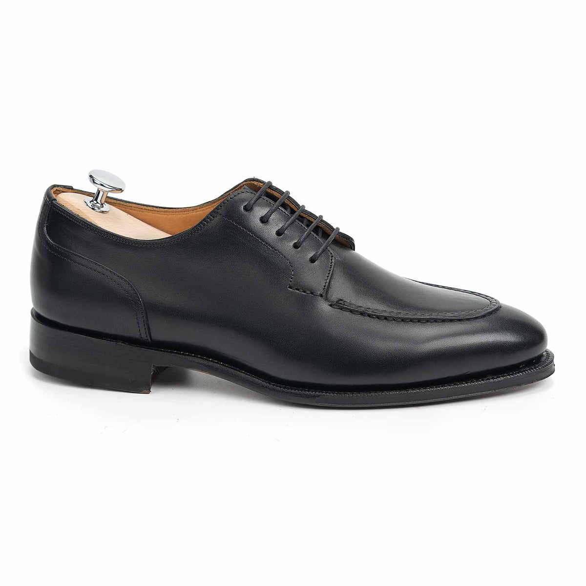 Meermin black boxcalf Norwegian derby, side profile with shoe tree, showing pie-crust apron stitch and closed-channel leather sole