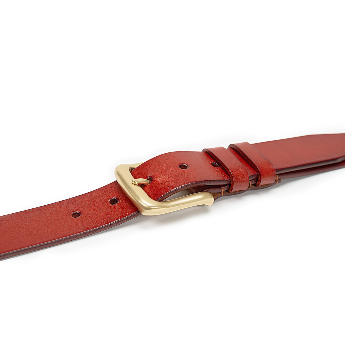 Meermin tan bridle leather belt, close-up on solid brass buckle and keeper loops showing natural grain and hand-punched holes