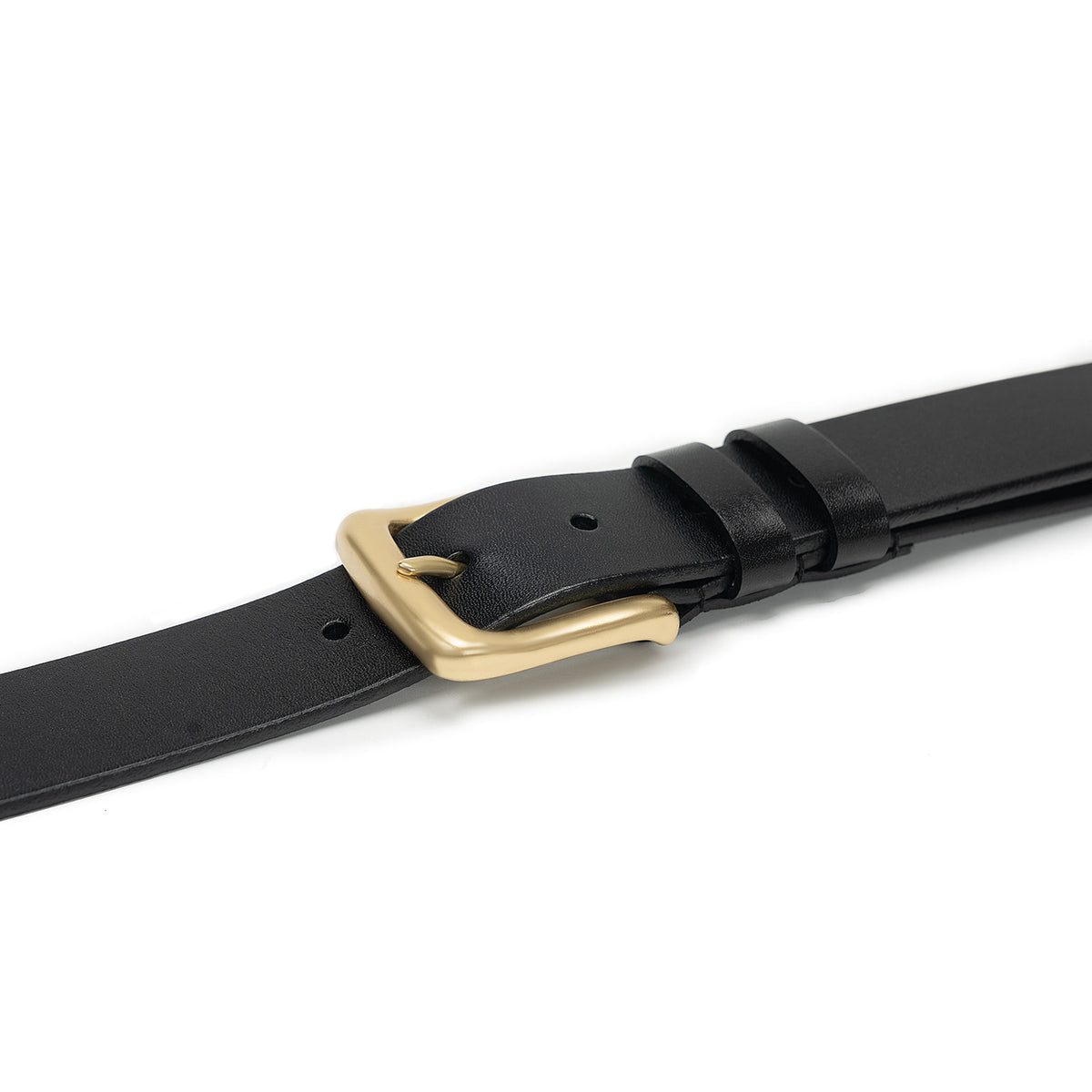 Meermin black leather belt, close-up on solid brass buckle and keeper loops, showing natural grain texture