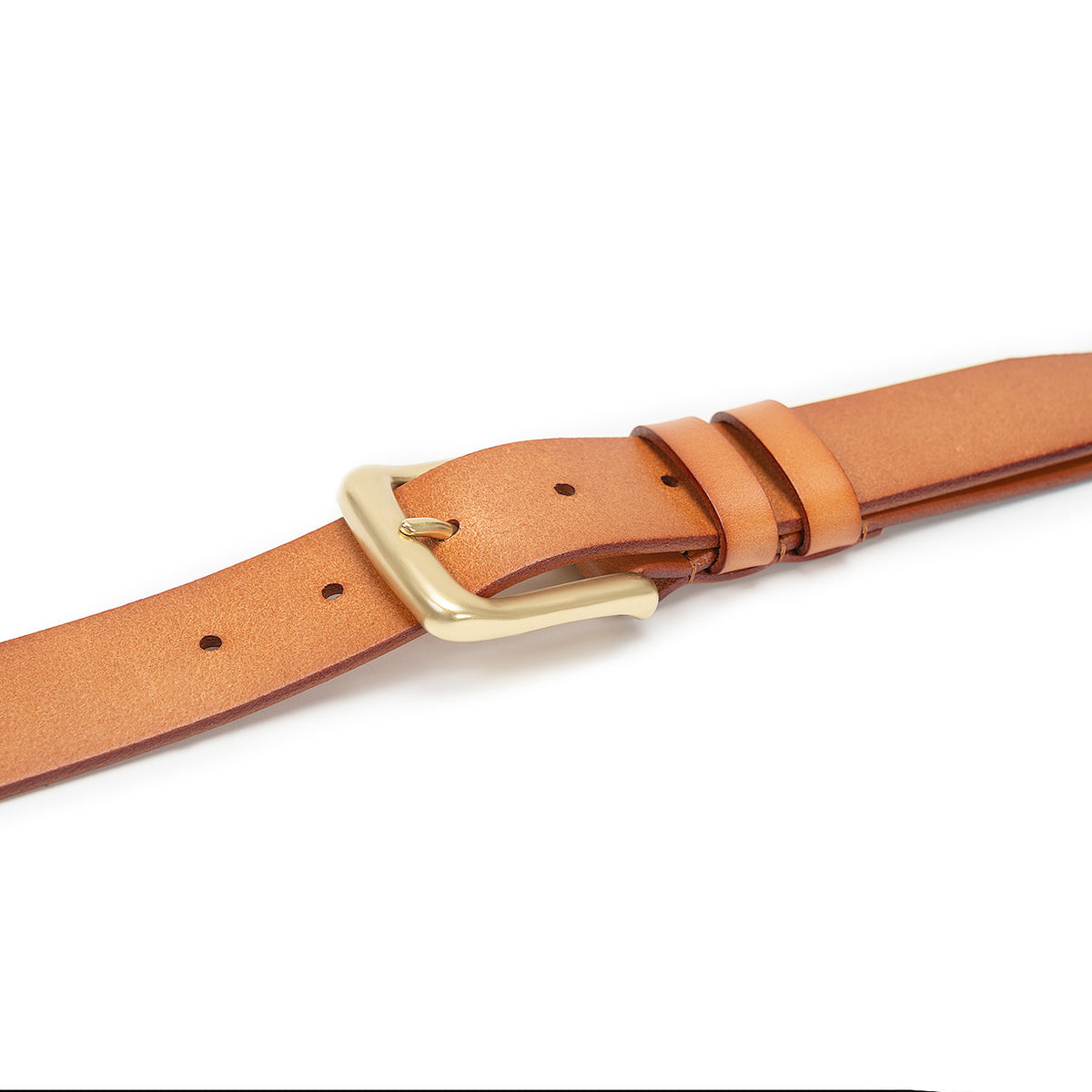 Close-up of Meermin natural bridle leather belt's solid brass buckle and keeper loops, showing looped strap and adjustment holes