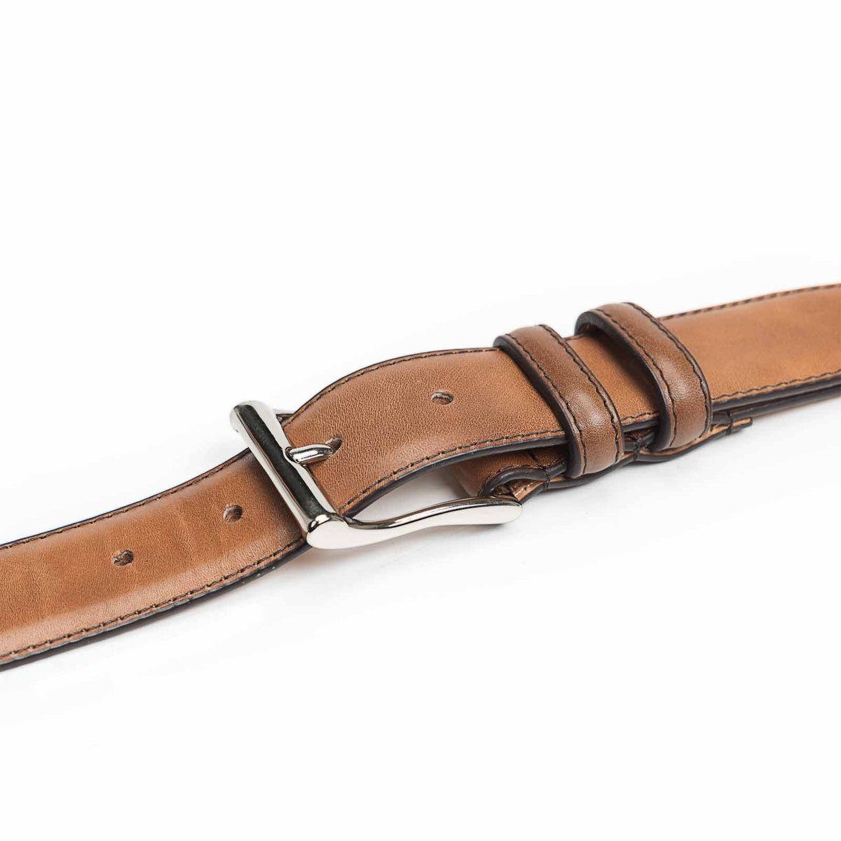 Meermin cognac Misty calfskin belt, close-up on nickel-plated solid brass buckle and double keeper loop