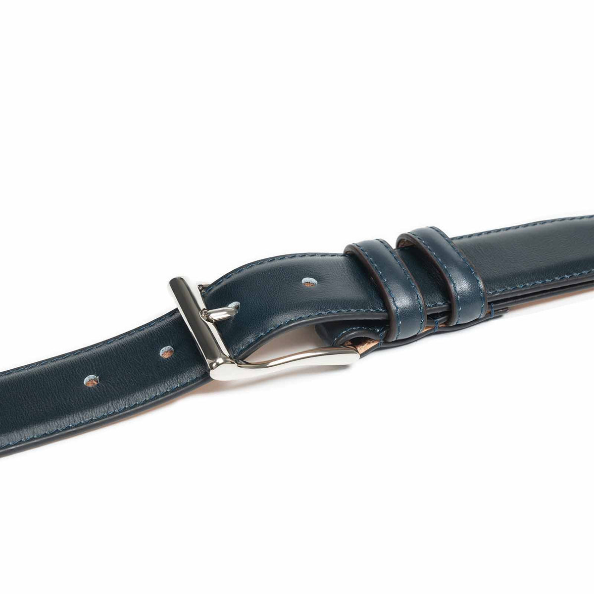 Meermin navy Naturcalf belt, close-up on buckle and keeper loops showing nickel-plated brass hardware and stitched boxcalf strap