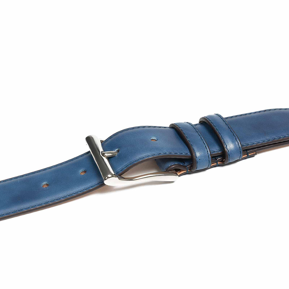 Meermin navy leather belt, close-up on nickel-plated buckle and keeper loops, showing stitched edges and adjustment holes
