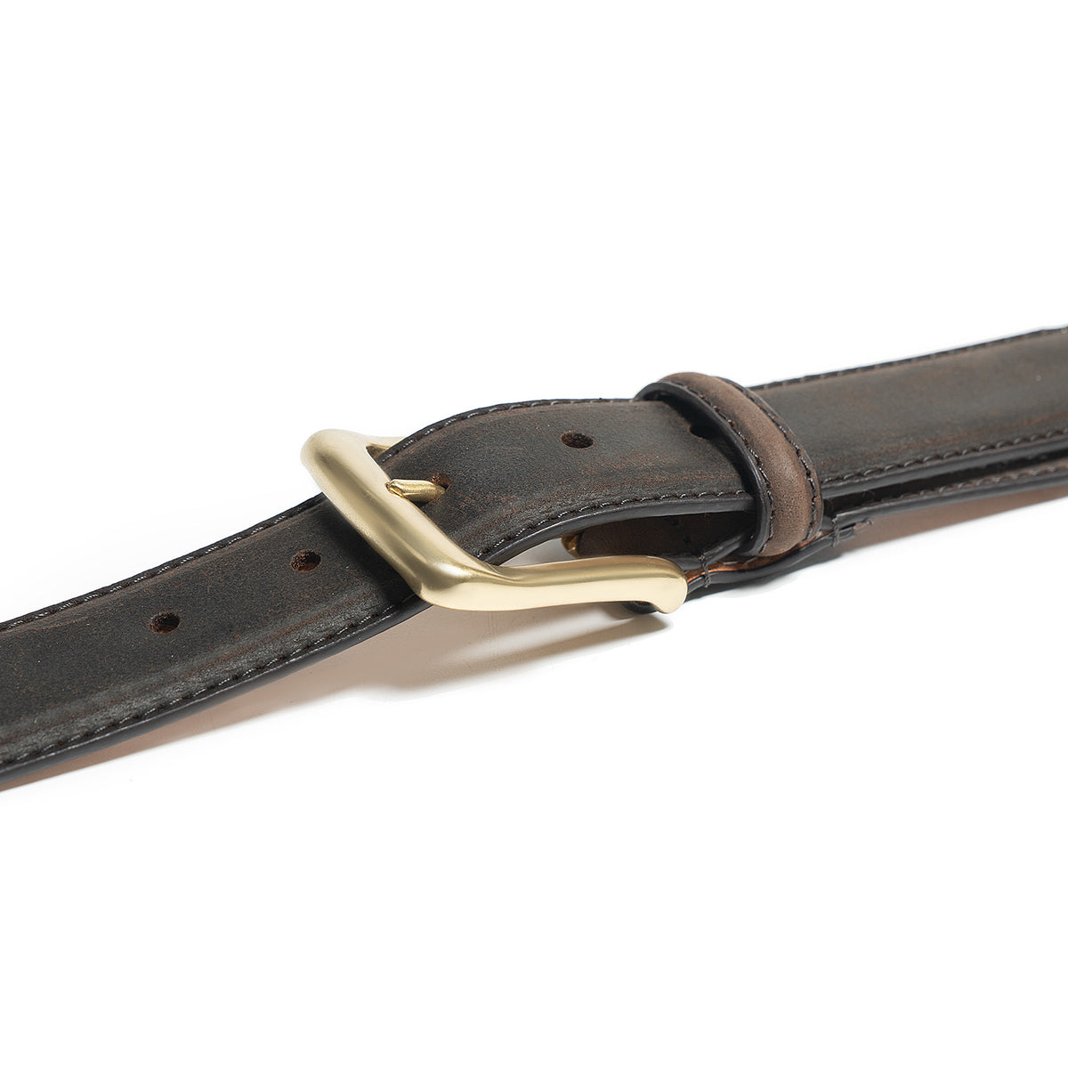 Meermin brown waxy calf belt, close-up on solid brass buckle and keeper loop showing distressed leather texture