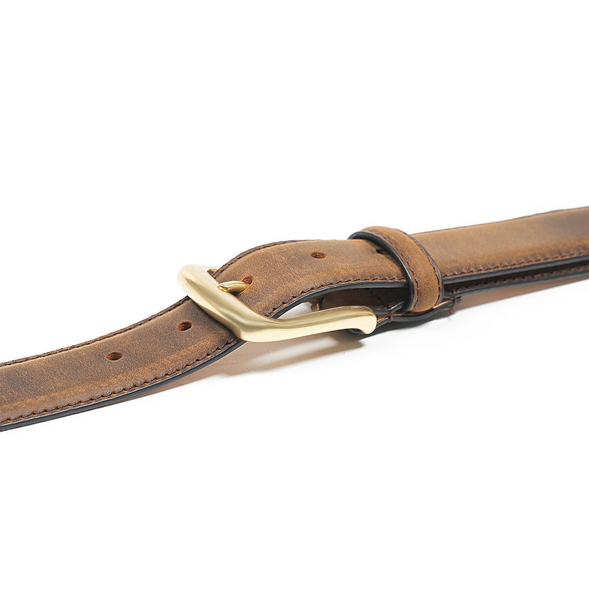 Meermin tobacco waxy calf belt, close-up on solid brass buckle and looped strap showing distressed leather texture