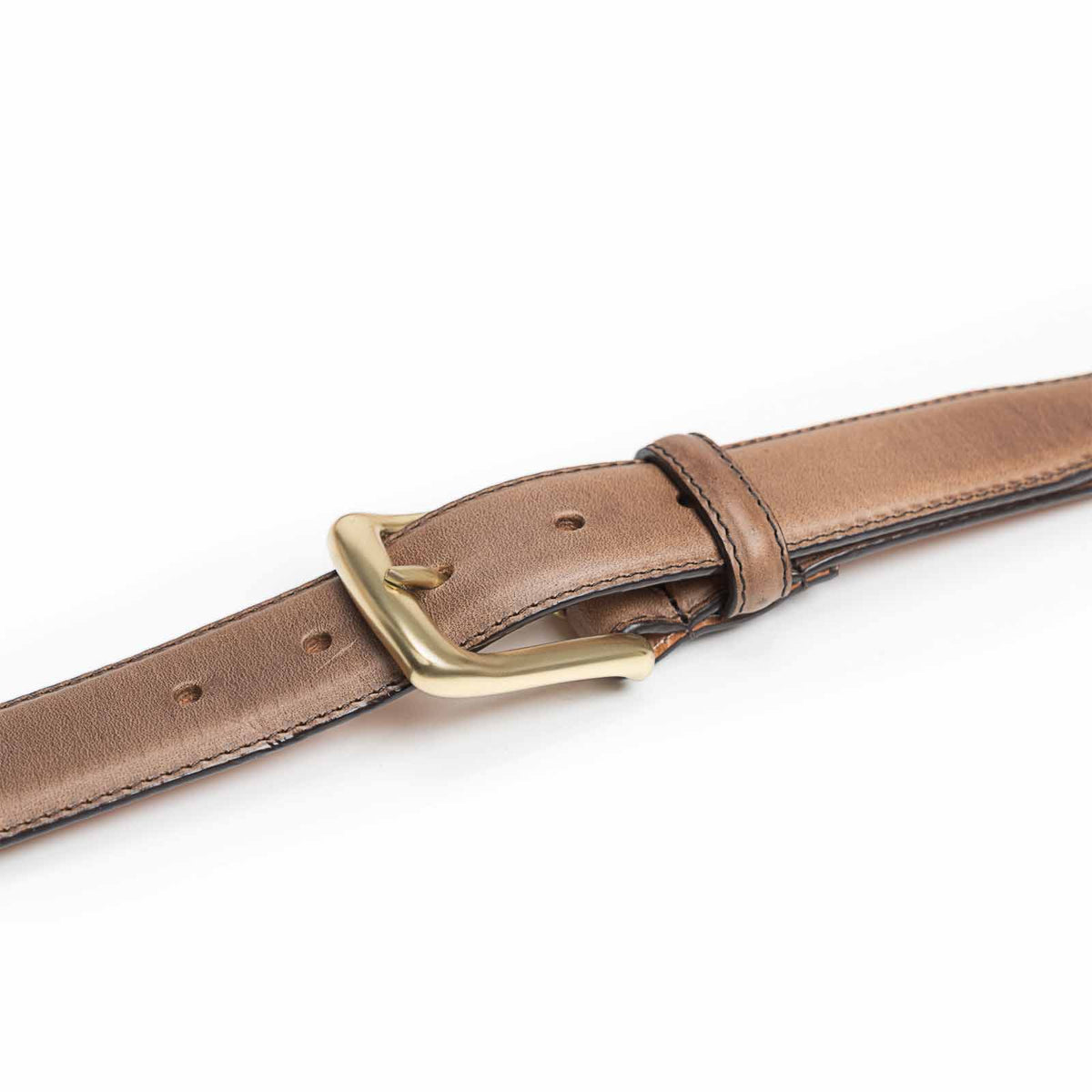 Meermin natural Chromexcel leather belt, close-up on solid brass buckle and stitched strap detail