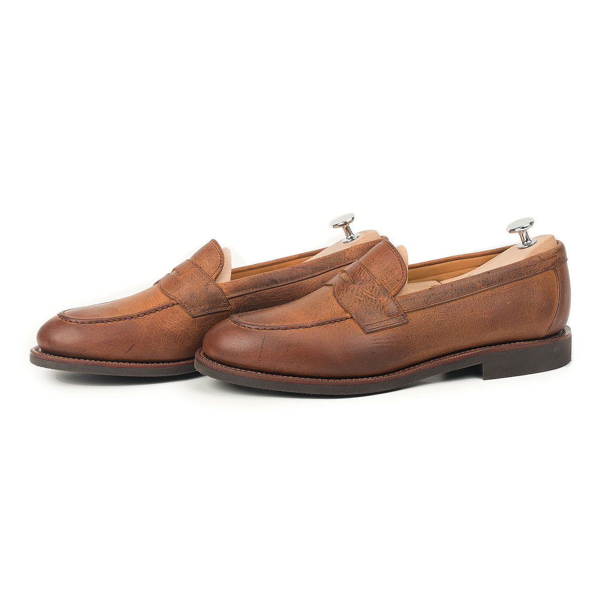 Meermin Autumn Spice waxy kudu penny loafers, side-by-side profile view on shoe trees, showing textured grain and diamond latex sole