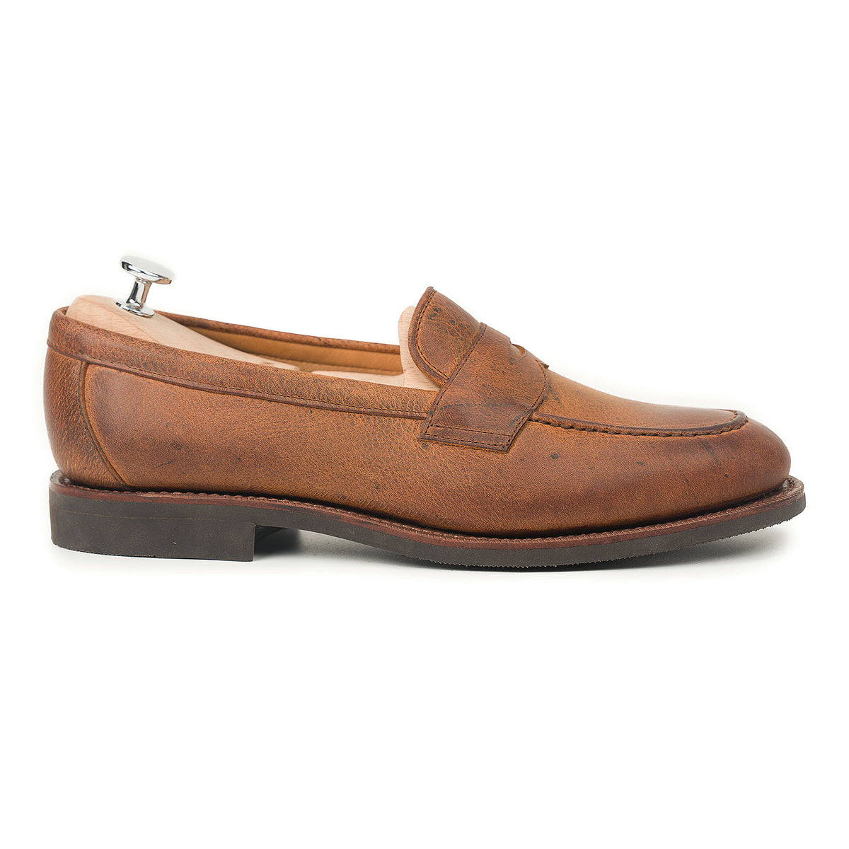 Meermin Autumn Spice waxy kudu penny loafer, side profile on shoe tree showing textured leather grain and diamond latex rubber sole