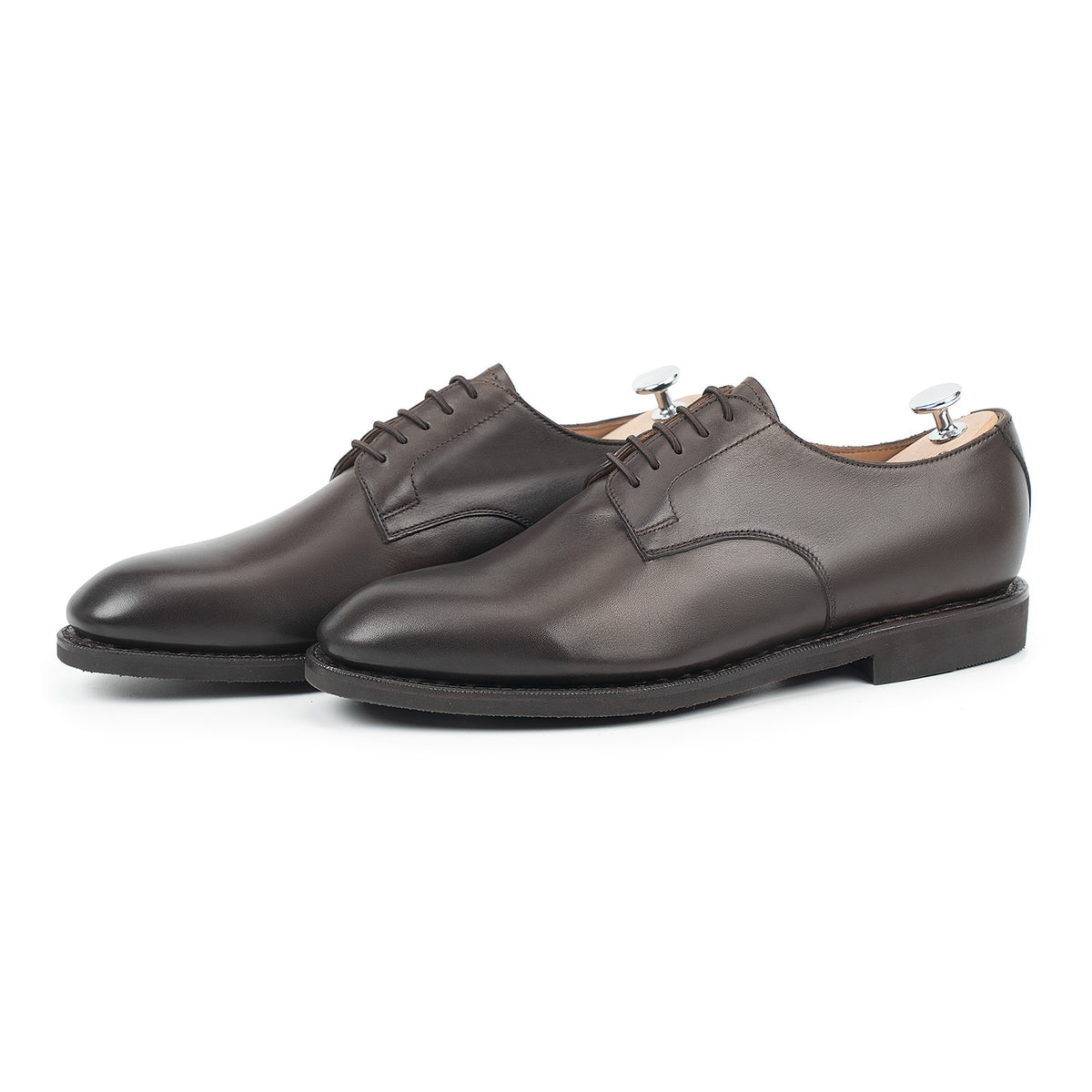 Meermin brown silkcalf plain-toe blucher pair, three-quarter side view with shoe trees inserted, showing diamond latex rubber sole
