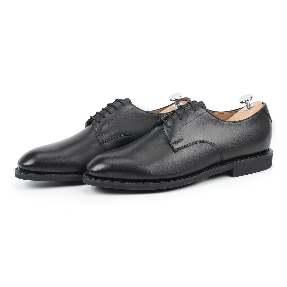 Meermin black silkcalf plain toe blucher pair, three-quarter front view with shoe trees inserted, showing lace-up vamp and diamond rubber sole