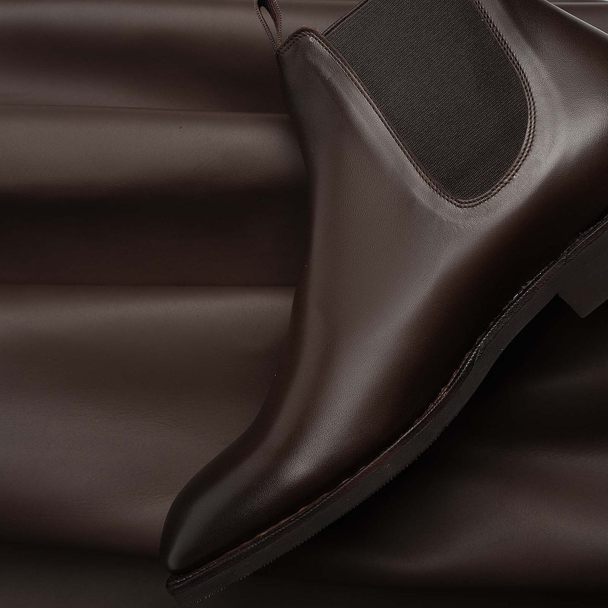 Meermin brown silkcalf Chelsea boot, close-up of toe and elastic side panel showing diamond rubber sole edge