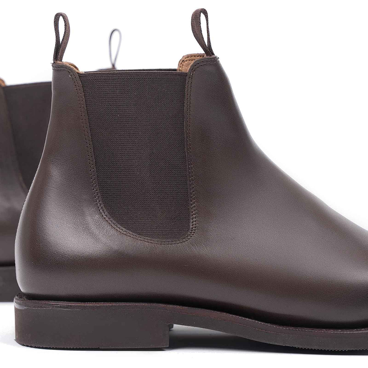 Meermin brown silkcalf Chelsea boot, close-up rear-side view showing elastic gore, pull tabs, and diamond latex rubber sole