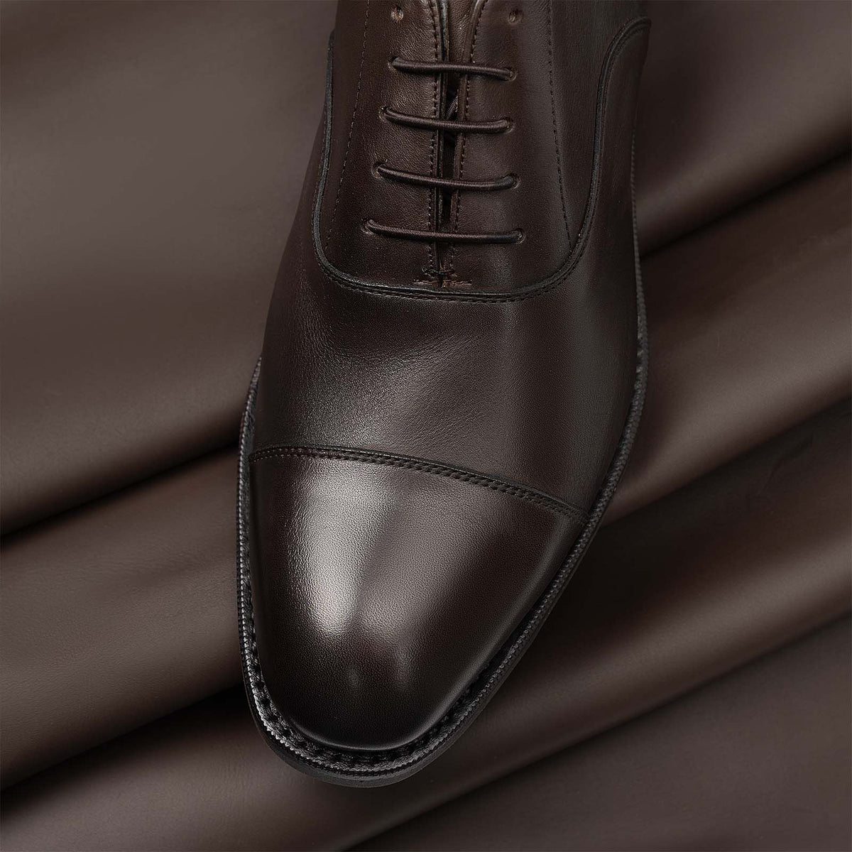 Meermin brown silkcalf cap-toe Oxford, close-up on toe cap and lacing detail