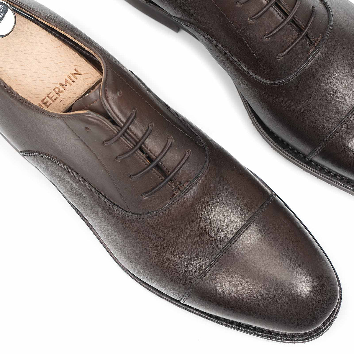 Meermin brown silkcalf cap-toe Oxfords, close-up top view showing lace eyelets, toe caps, and wooden shoe trees inserted