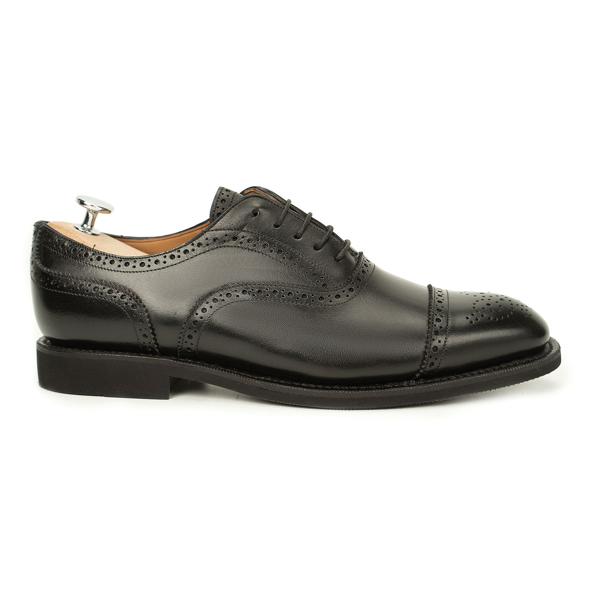 Meermin black boxcalf full brogue Oxford, side profile with shoe tree inserted, showing brogue perforations and cap toe detail