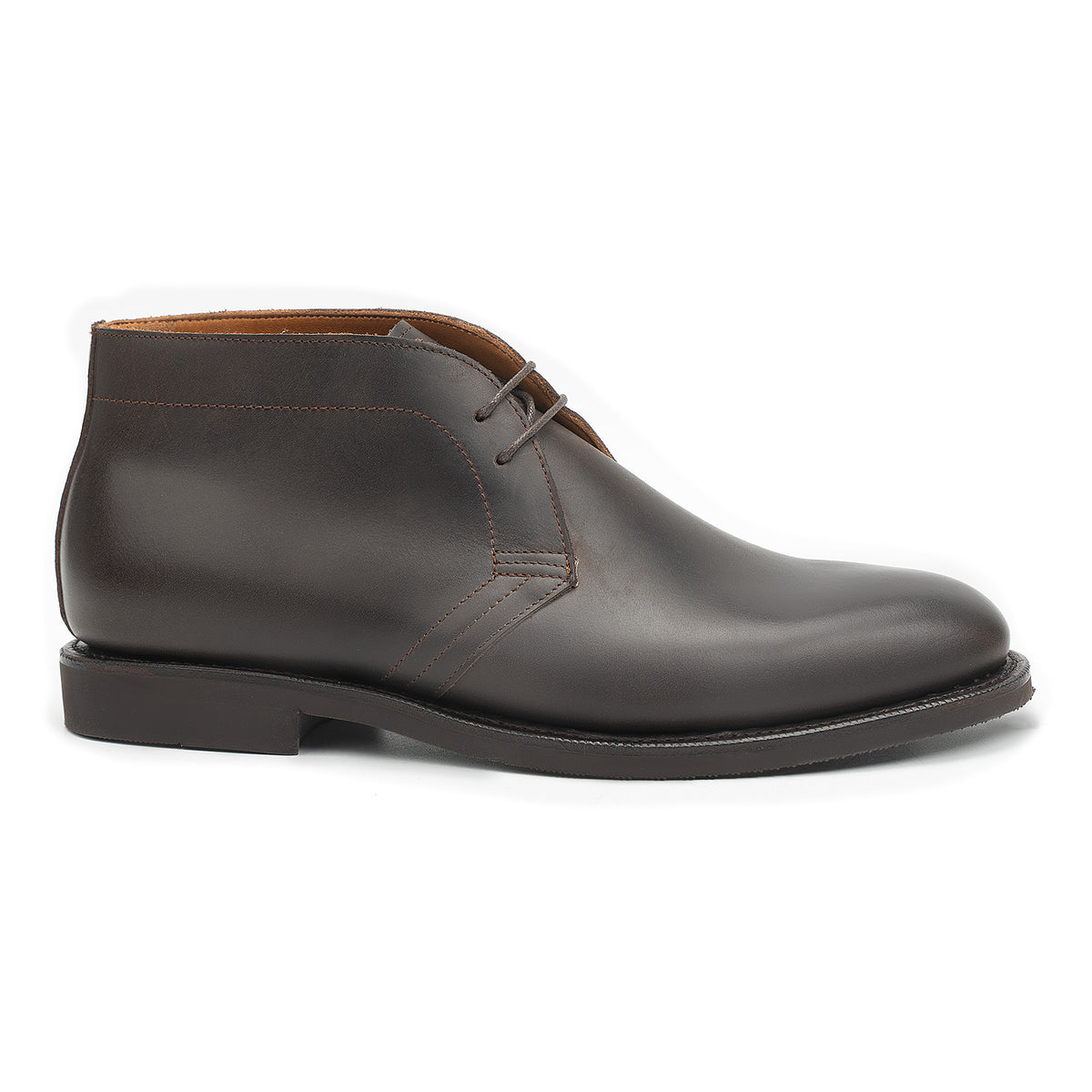 Meermin brown waxy calf chukka boot, side profile view showing derby lacing, pull-up leather texture, and diamond latex rubber sole