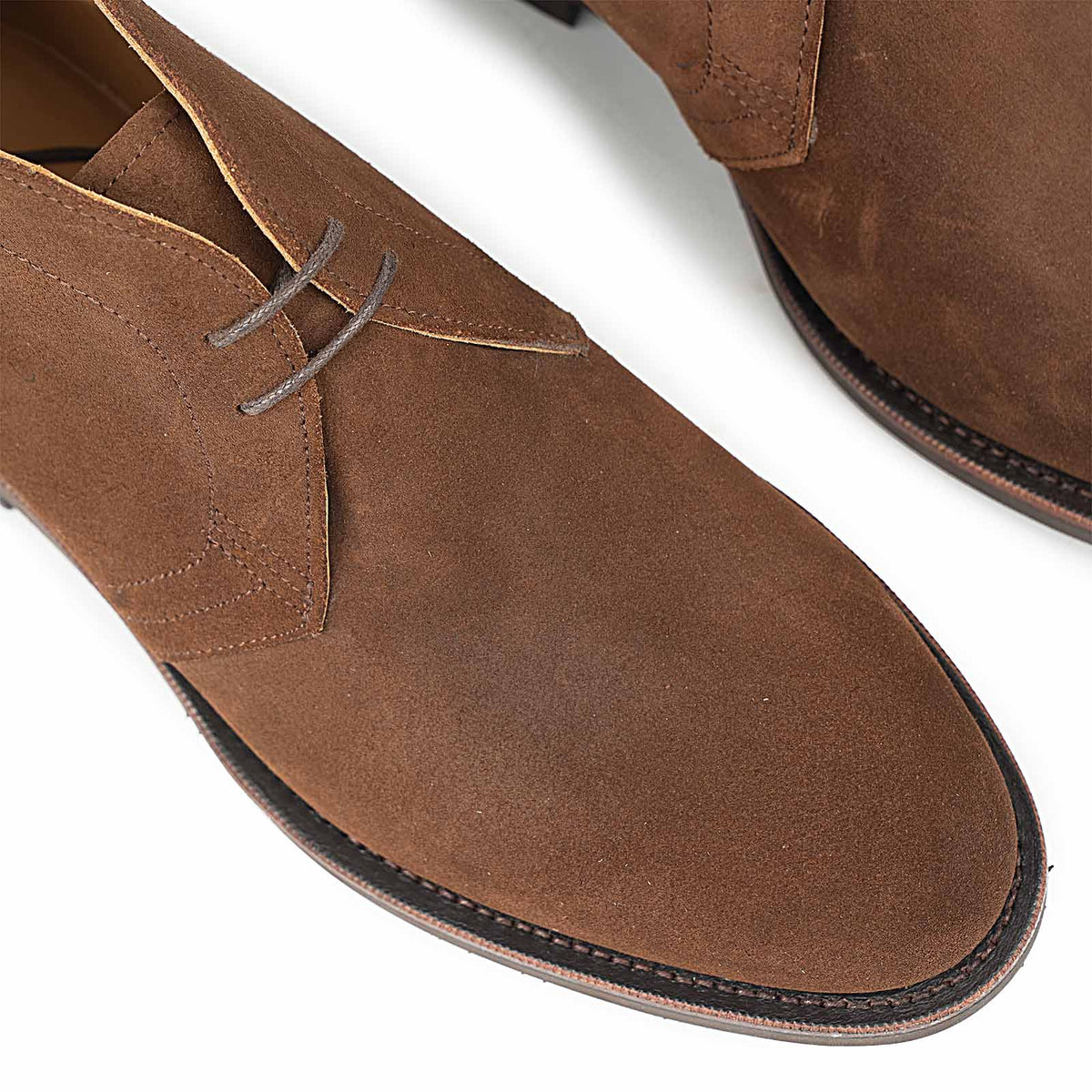Meermin snuff Superbuck suede chukka boots, close-up top view of toe caps, lace eyelets, and diamond latex rubber soles