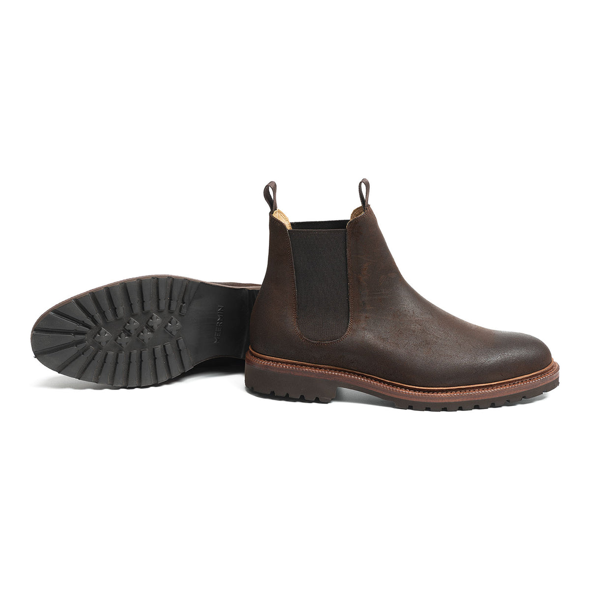 Meermin waxy commander Chelsea boot pair, side profile with sole tread and lugged rubber outsole displayed upright