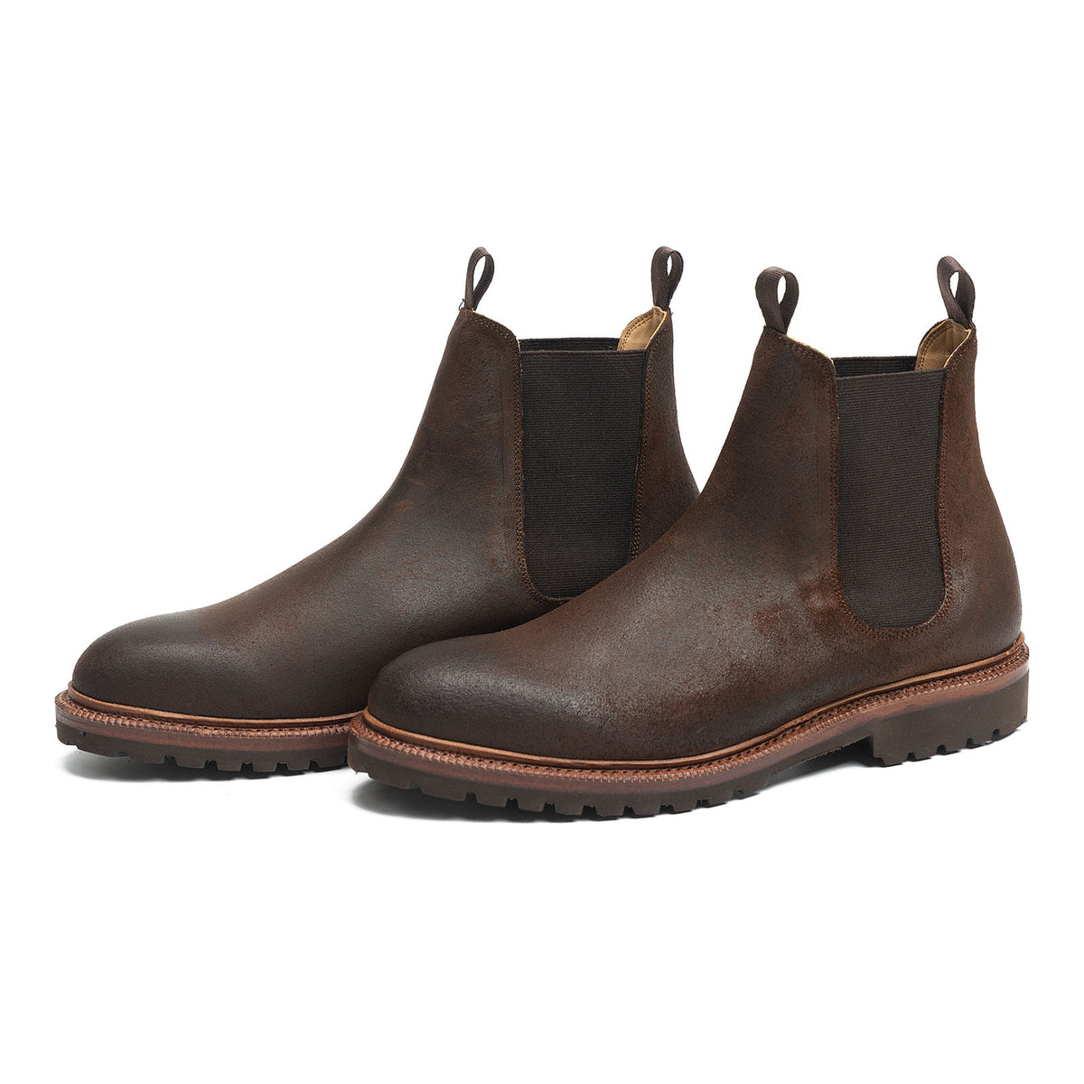 Meermin rust waxy commander Chelsea boots, front three-quarter view showing paired silhouette, elastic side gussets and lugged soles