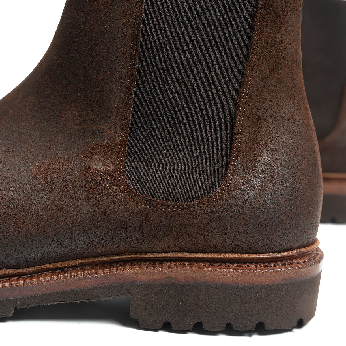 Meermin rust waxy commander Chelsea boot, close-up on heel and elastic gore showing Goodyear welt and lugged rubber sole
